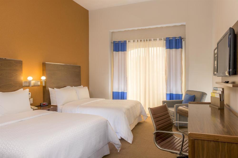Four Points By Sheraton Galerias Monterrey Exteriér fotografie A typical room at the hotel
