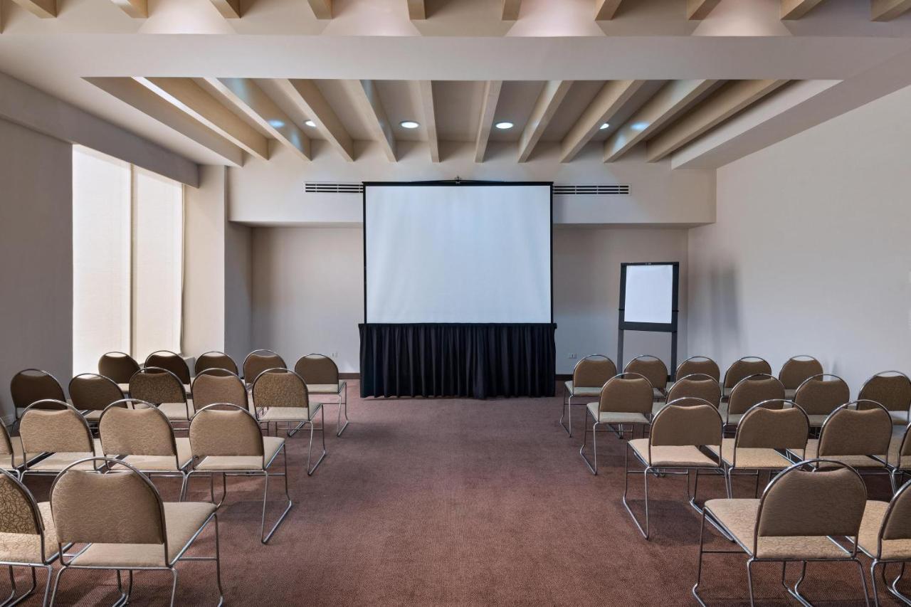Four Points By Sheraton Galerias Monterrey Exteriér fotografie A typical conference room