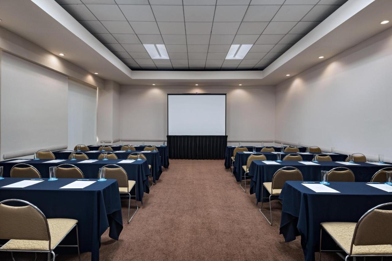 Four Points By Sheraton Galerias Monterrey Exteriér fotografie A typical conference room