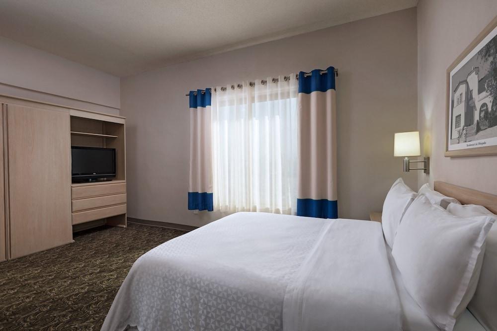Four Points By Sheraton Galerias Monterrey Exteriér fotografie A bedroom at the Hilton Garden Inn in San Francisco