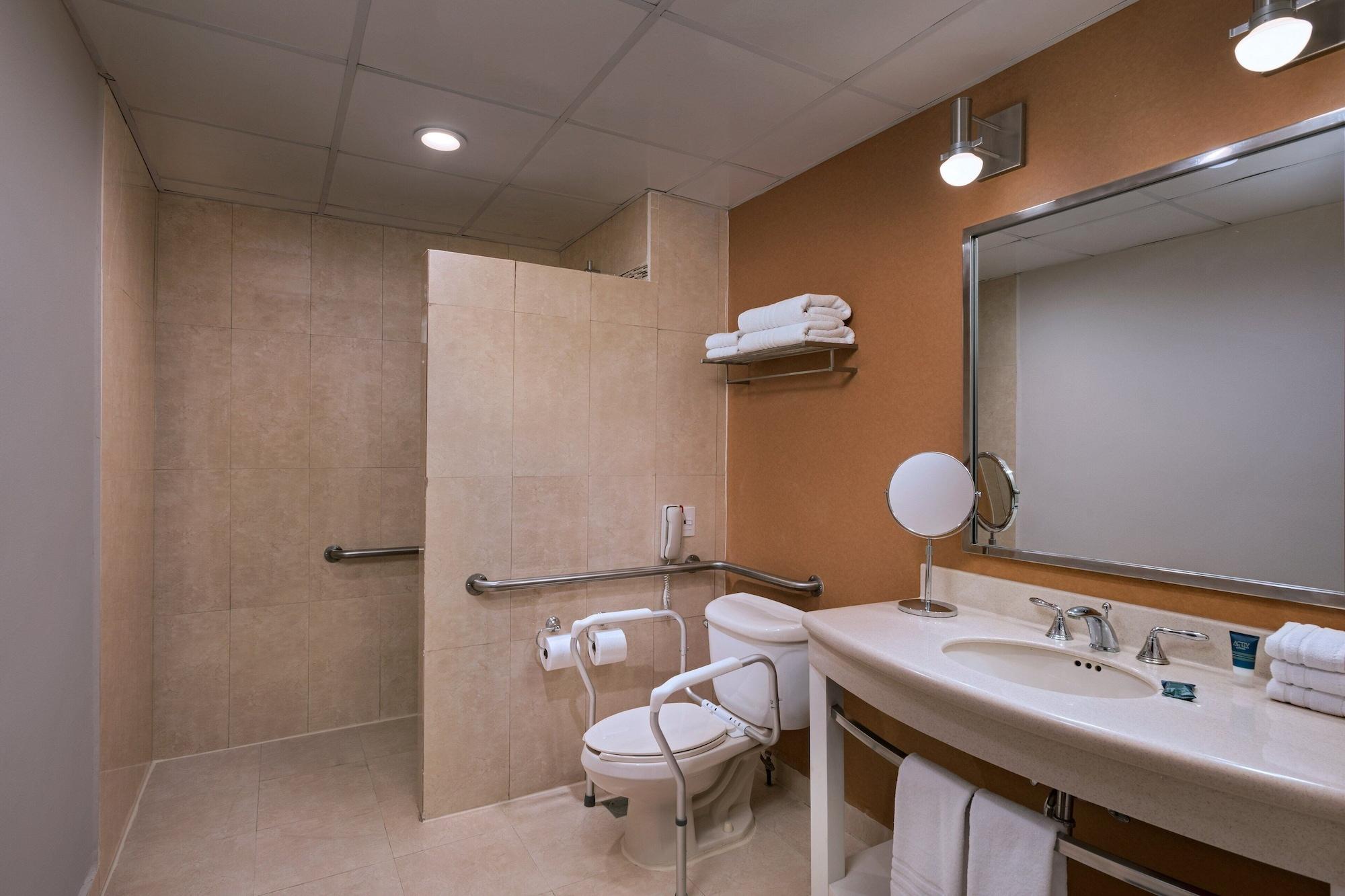Four Points By Sheraton Galerias Monterrey Exteriér fotografie A bathroom in a hotel