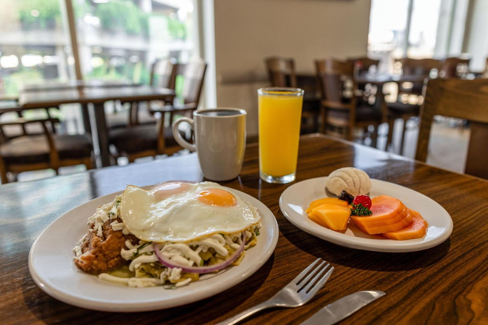 Four Points By Sheraton Galerias Monterrey Exteriér fotografie Breakfast at the Hotel