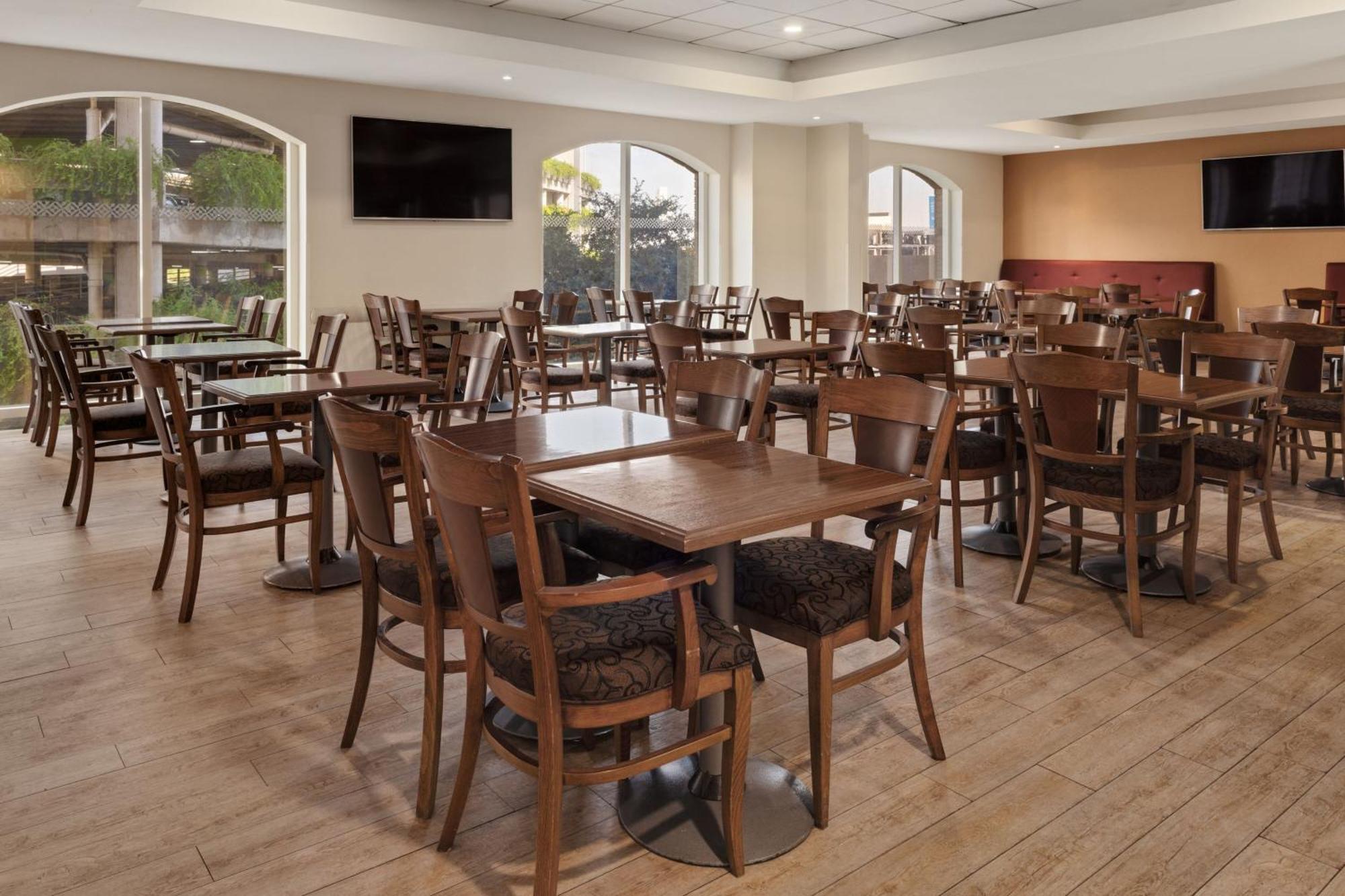 Four Points By Sheraton Galerias Monterrey Exteriér fotografie The dining room at the hotel