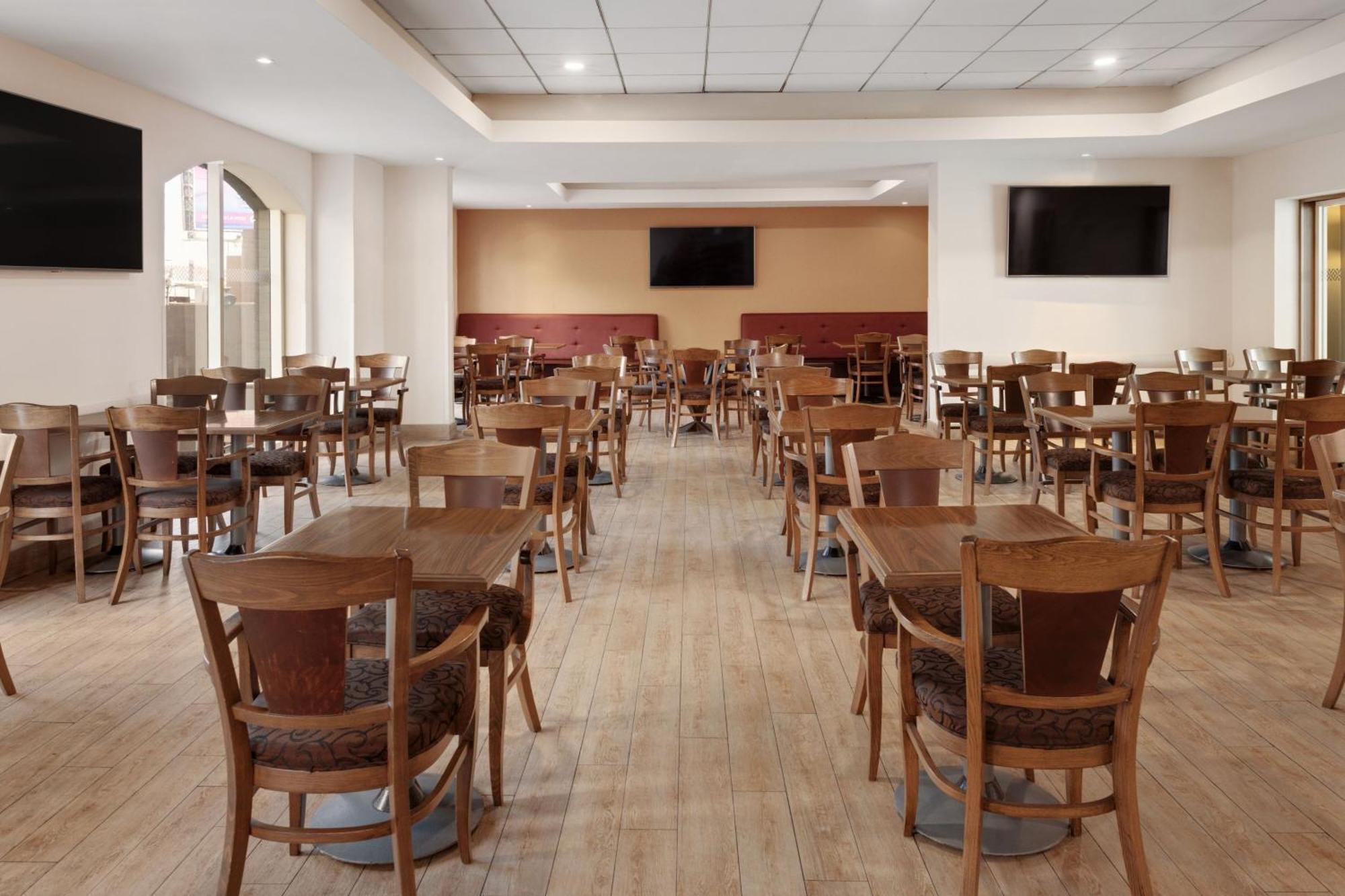 Four Points By Sheraton Galerias Monterrey Exteriér fotografie The dining room at the 2012 Olympic Village