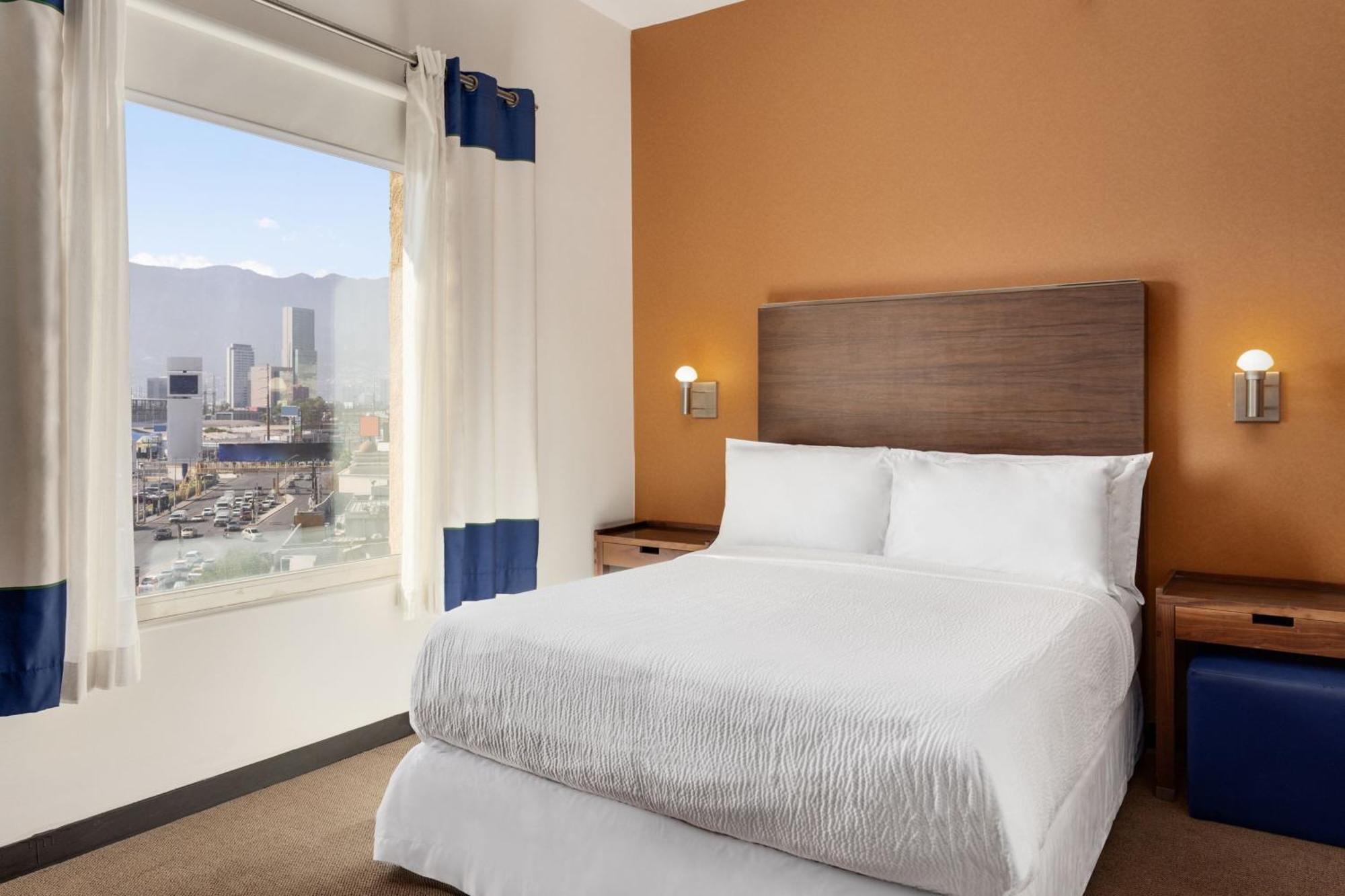 Four Points By Sheraton Galerias Monterrey Exteriér fotografie A typical bedroom in a Residence Inn