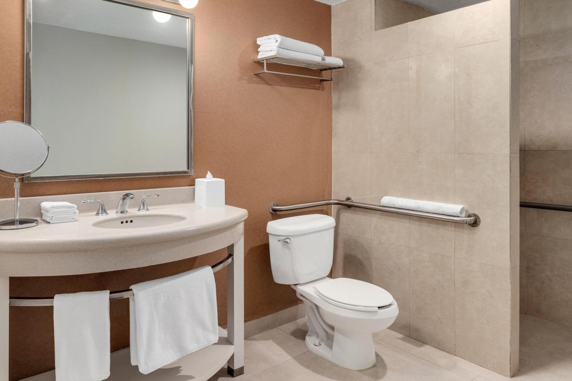Four Points By Sheraton Galerias Monterrey Exteriér fotografie A bathroom in a hotel