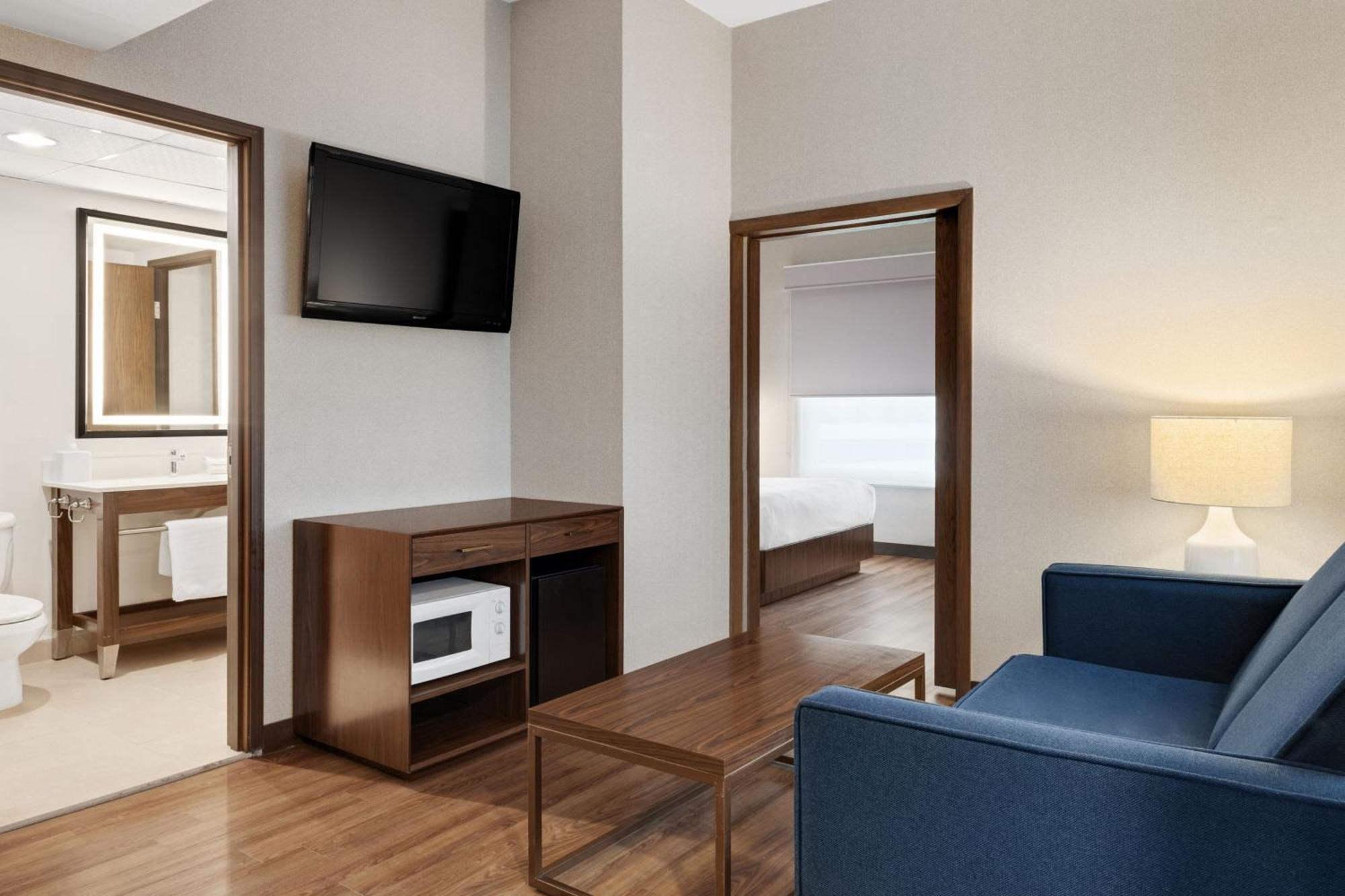 Four Points By Sheraton Galerias Monterrey Exteriér fotografie A suite at the Hilton Garden Inn in San Francisco