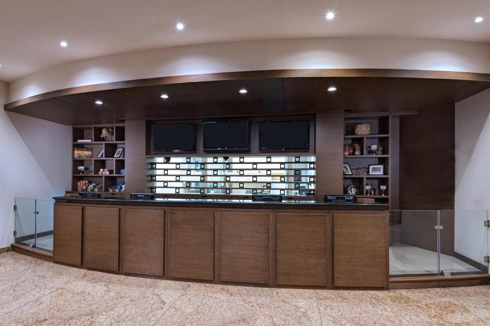 Four Points By Sheraton Galerias Monterrey Exteriér fotografie The reception desk at the library